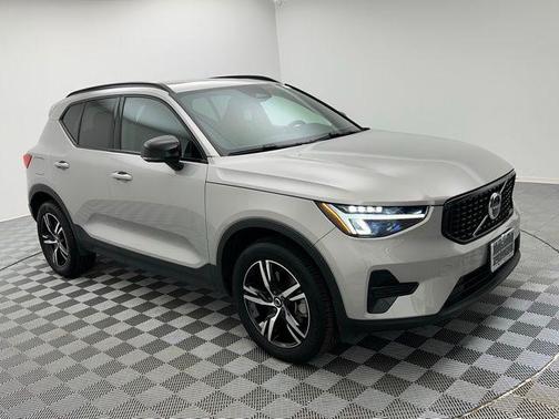 2024 Volvo XC40 B5 Core Dark Theme