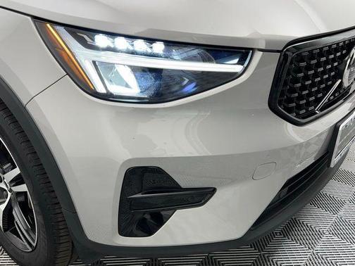 2024 Volvo XC40 B5 Core Dark Theme