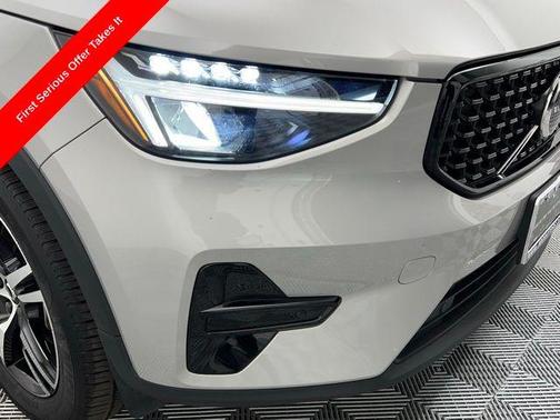2024 Volvo XC40 B5 Core Dark Theme