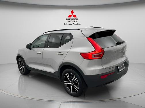 Silver 2024 Volvo XC40 B5 Core Dark Theme
