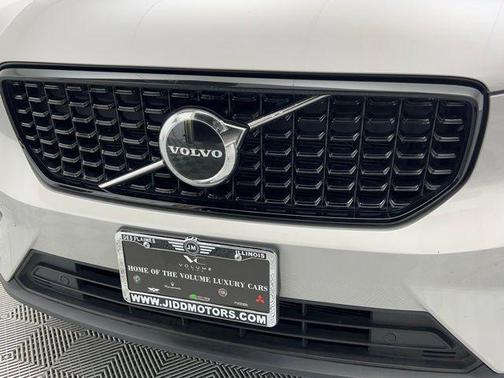 2024 Volvo XC40 B5 Core Dark Theme