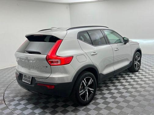 2024 Volvo XC40 B5 Core Dark Theme