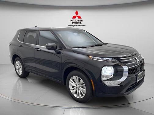 Labrador Black Pearl 2026 Mitsubishi Outlander ES S-AWC