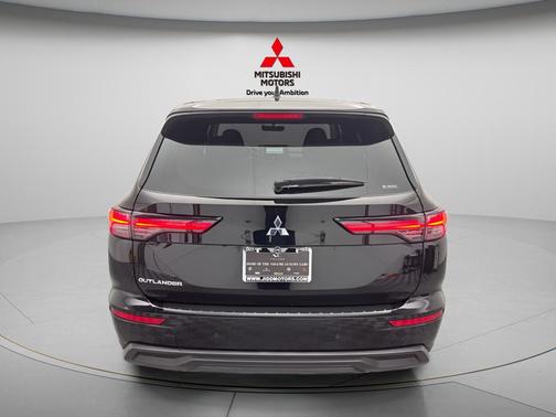 Labrador Black Pearl 2026 Mitsubishi Outlander ES 1.5T S-AWC