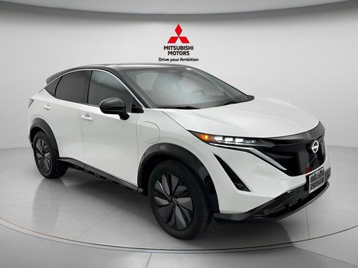 Everest White Pearl Tricoat/Black Diamond Pearl 2025 Nissan ARIYA ENGAGE FWD