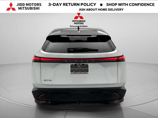 Everest White Pearl Tricoat/Black Diamond Pearl 2025 Nissan ARIYA ENGAGE FWD