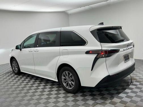 2024 Toyota Sienna LE