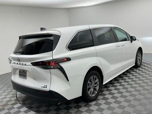 2024 Toyota Sienna LE