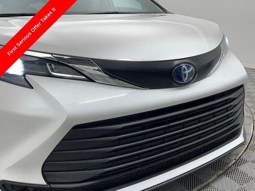 2024 Toyota Sienna LE