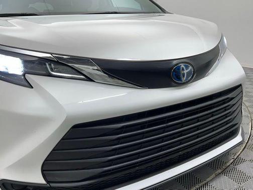 2024 Toyota Sienna LE