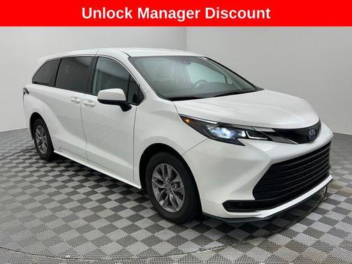 2024 Toyota Sienna LE