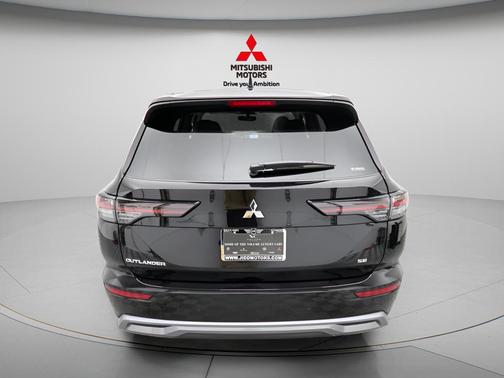 Labrador Black Pearl 2026 Mitsubishi Outlander SE 1.5T S-AWC