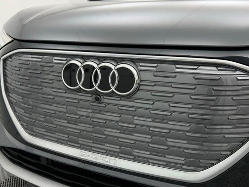 2022 Audi e-tron Premium Plus