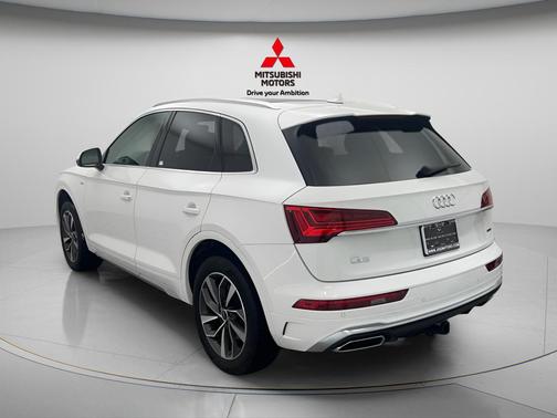 Ibis White 2023 Audi Q5 45 S line Premium Plus