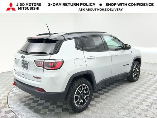 Silver Zynith Metallic Clearcoat 2025 Jeep Compass Trailhawk