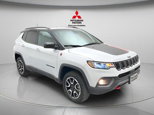 Silver Zynith Metallic Clearcoat 2025 Jeep Compass Trailhawk