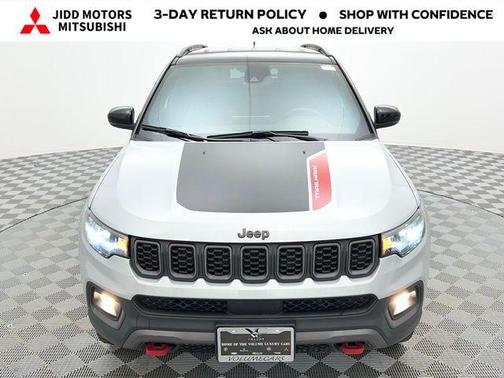 Silver Zynith Metallic Clearcoat 2025 Jeep Compass Trailhawk