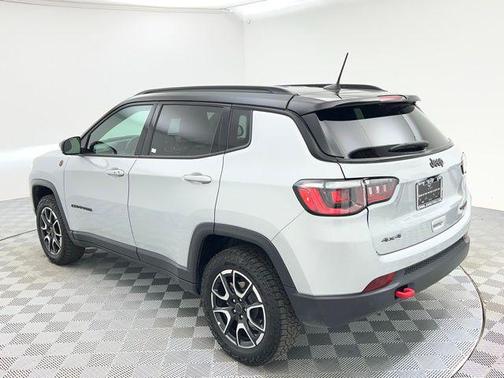 Silver Zynith Metallic Clearcoat 2025 Jeep Compass Trailhawk