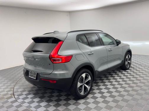 2024 Volvo XC40 B5 Core Bright Theme