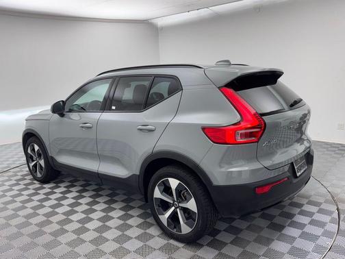 2024 Volvo XC40 B5 Core Bright Theme