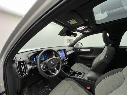 2024 Volvo XC40 B5 Core Bright Theme