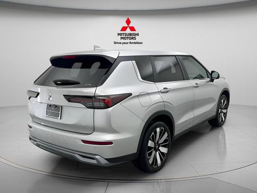 Alloy Silver Metallic 2026 Mitsubishi Outlander SE 1.5T S-AWC