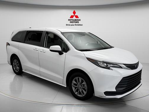 Ice Cap 2024 Toyota Sienna LE