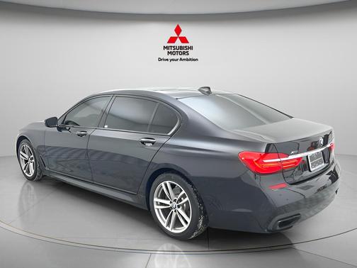 Black Sapphire Metallic 2018 BMW 750 i xDrive