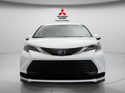 Ice Cap 2024 Toyota Sienna LE