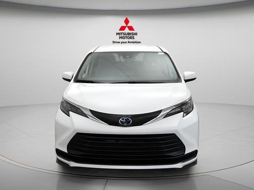 Ice Cap 2024 Toyota Sienna LE