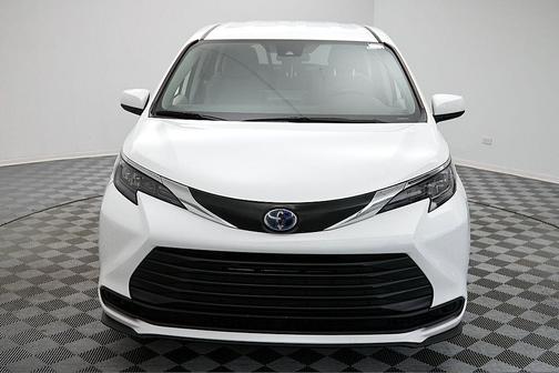 2024 Toyota Sienna LE
