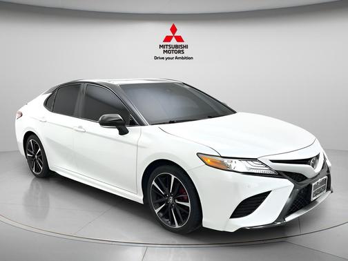 Midnight Black Metallic/Wind Chill 2018 Toyota Camry XSE