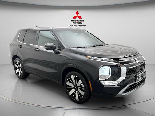 Labrador Black Pearl 2026 Mitsubishi Outlander SE 1.5T S-AWC