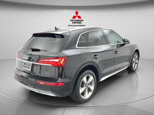Mythos Black Metallic 2023 Audi Q5 40 Premium