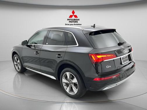 Mythos Black Metallic 2023 Audi Q5 40 Premium