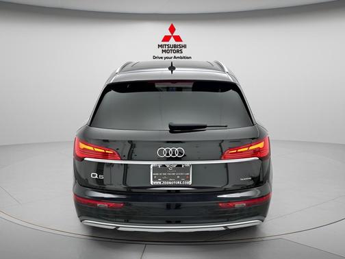 Mythos Black Metallic 2023 Audi Q5 40 Premium