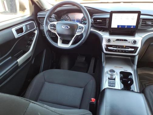 White 2022 Ford Explorer XLT