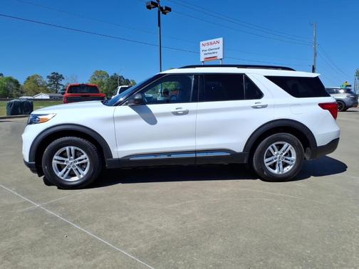 White 2022 Ford Explorer XLT