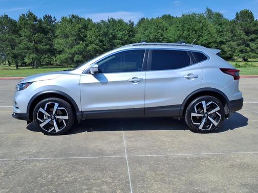 Brilliant Silver 2022 Nissan Rogue Sport SL