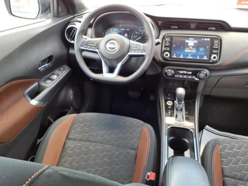 Aspen White / Super Black 2024 Nissan Kicks SR