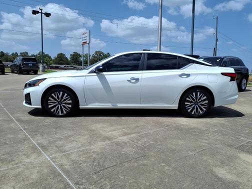 Glacier White 2025 Nissan Altima SV
