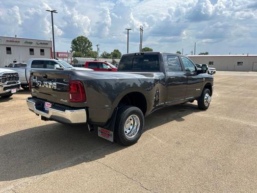 Granite Crystal Metallic Clearcoat 2027 RAM 3500 Laramie