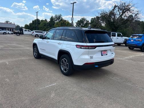Bright White Clearcoat 2022 Jeep Grand Cherokee Trailhawk