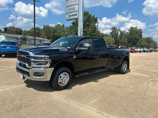 Diamond Black Crystal Pearlcoat 2027 RAM 3500 Tradesman