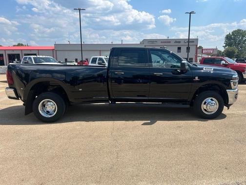 Diamond Black Crystal Pearlcoat 2027 RAM 3500 Tradesman