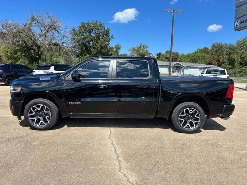 Diamond Black Crystal Pearlcoat 2025 RAM 1500 Laramie