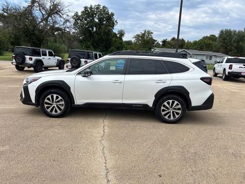 Crystal White Pearl 2025 Subaru Outback AWD