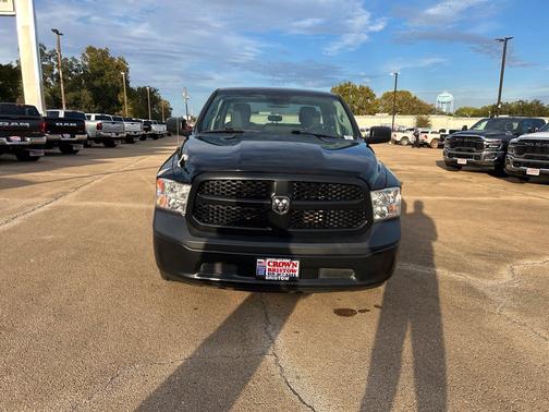 Diamond Black Crystal Pearlcoat 2022 RAM 1500 Classic Tradesman