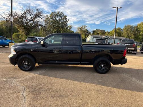 Diamond Black Crystal Pearlcoat 2022 RAM 1500 Classic Tradesman