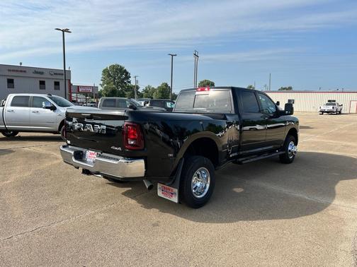 Diamond Black Crystal Pearlcoat 2026 RAM 3500 Tradesman